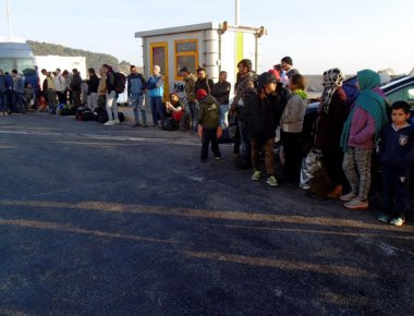 Μετανάστες και ομάδα αλληλέγγυων μπλόκαραν τις πύλες εισόδου στο λιμάνι της Μυτιλήνης - Στο σημείο η ΕΛ. ΑΣ.